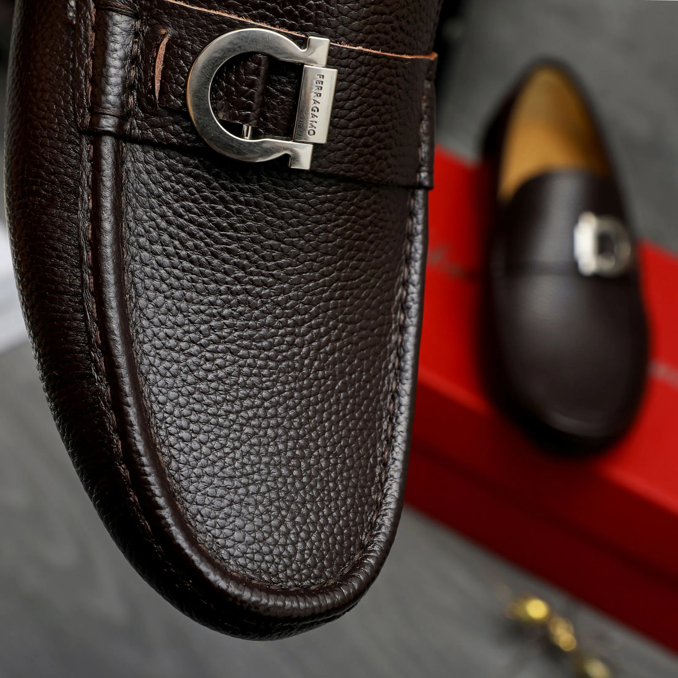 P420 Product trademark: Ferragamo [Ferragamo] Casual slip-on men's shoes Regular size: 38-44 Product material: Selected pebbled cowhide upper, sheepskin lining, original rubber outsole